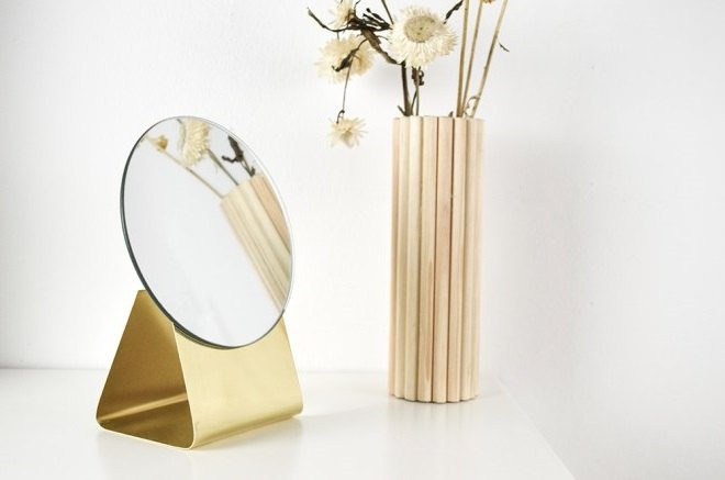13 maneiras malucas de atualizar espelhos chatos, Espelho de mesa de lat o DIY Wooden Boek DIY