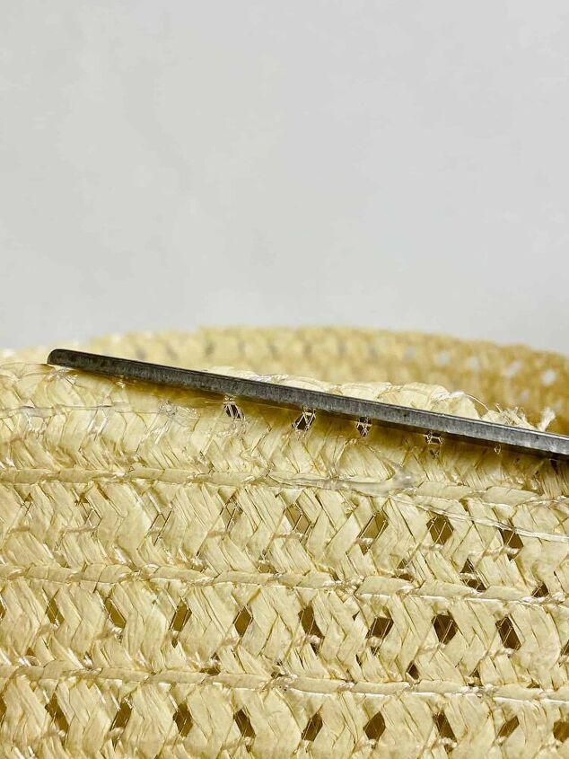 cesta de mimbre hecha con un sombrero de paja