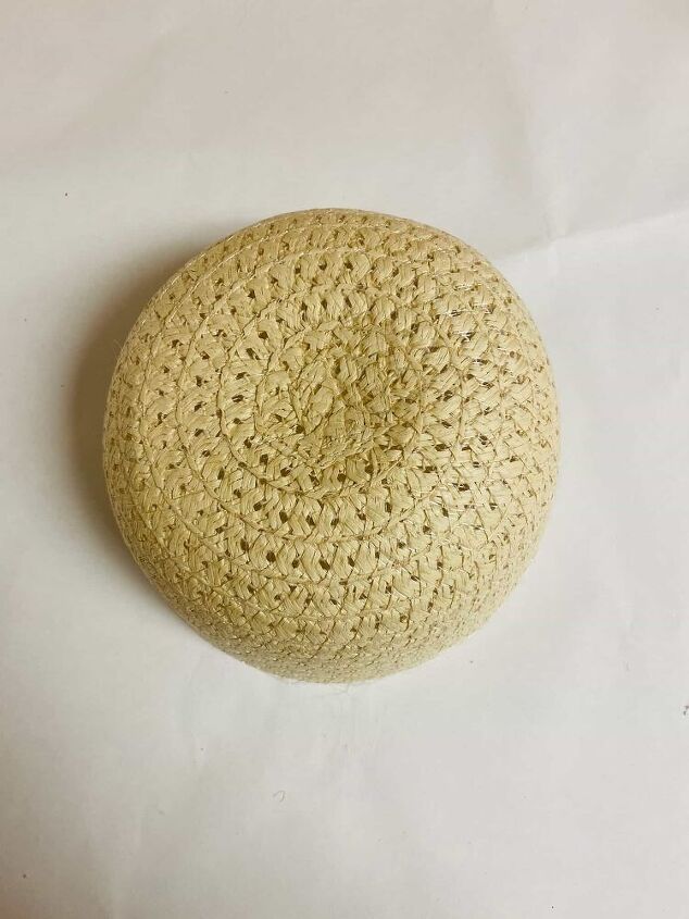 cesta de mimbre hecha con un sombrero de paja