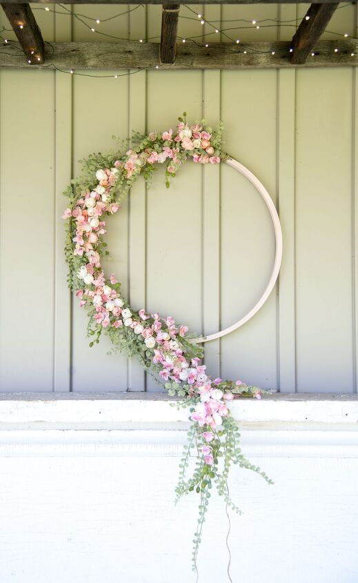 s 15 awesome summer wreaths that will make your front door look so cute, A flowing flower wreath