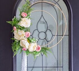 s 15 awesome summer wreaths that will make your front door look so cute, A delicate fern wreath