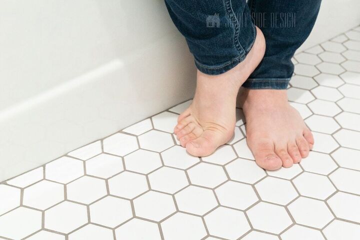 12 maneiras baratas de ter um banheiro bonito em 1 dia, Como instalar um azulejo de banheiro hexagonal um guia para iniciantes