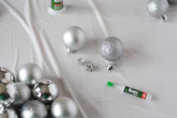cmo hacer una fcil decoracin de pared de un mueco de nieve con adornos navideos