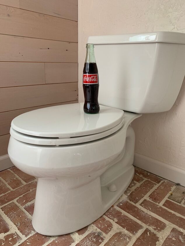s 10 life changing cleaning tricks that really do work, Pour Coke in your toilet