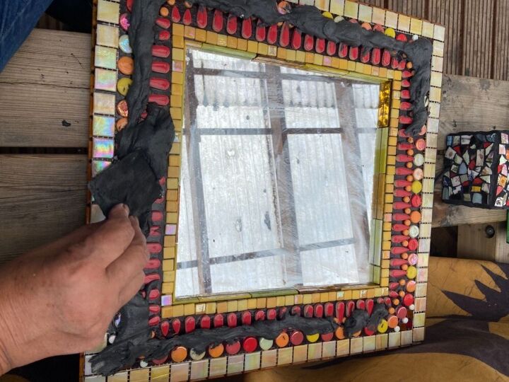 espejo de la tienda de chatarra con mosaico, Rejuntado