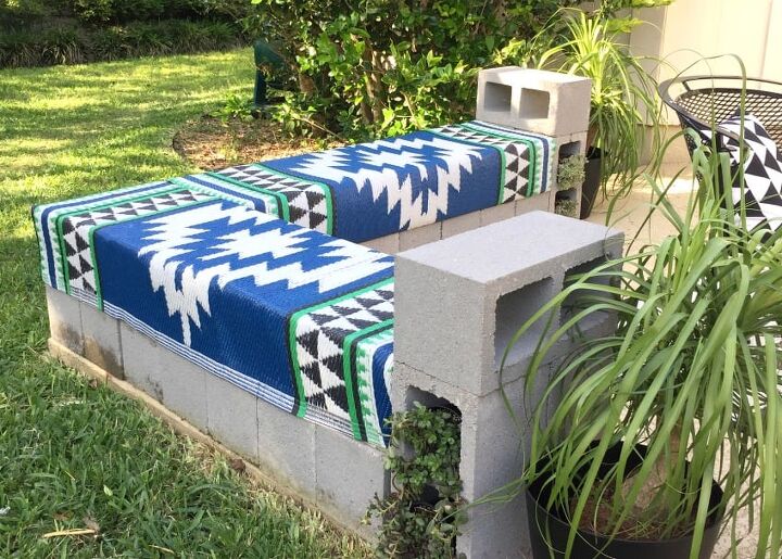 20 ideas de muebles de exterior econmicos, Crea m s asientos de exterior con un banco de bloques de hormig n de bricolaje
