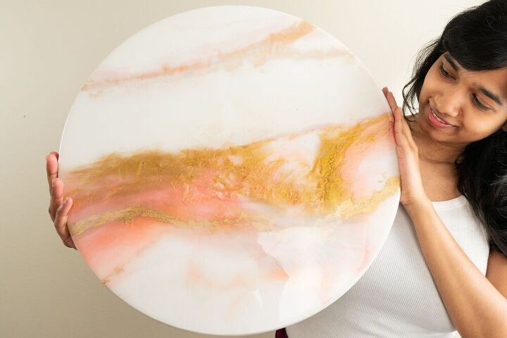 arte de resina epoxi en capas en blanco rosa y oro