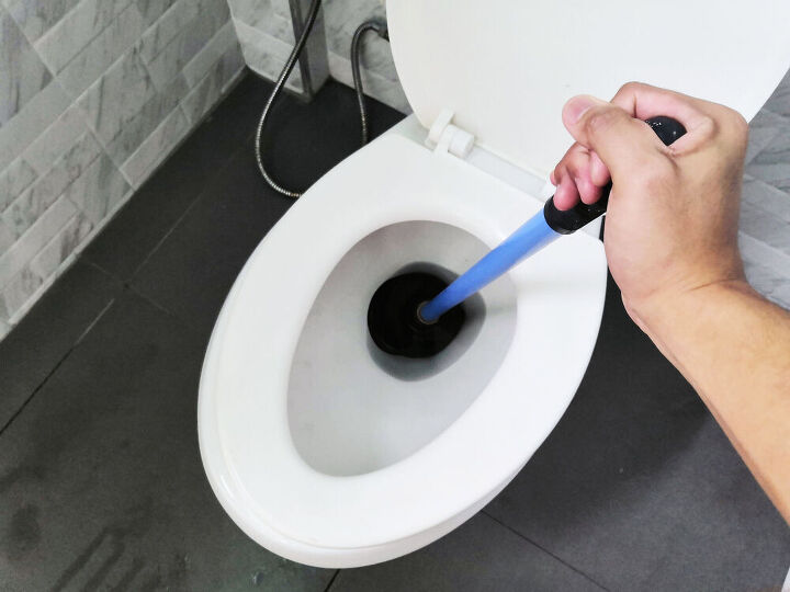 how to unclog a toilet, how to unclog a toilet with a plunger