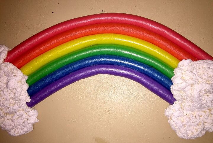 arco iris de fideos de piscina, El arco iris usando los fideos apretados con pegamento
