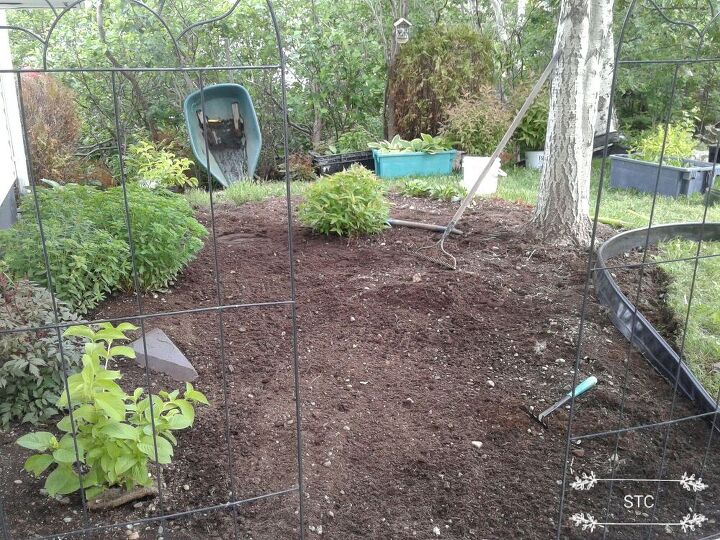 how we updated our walkway and shrub bed, Creating Outline with Weed Barrier