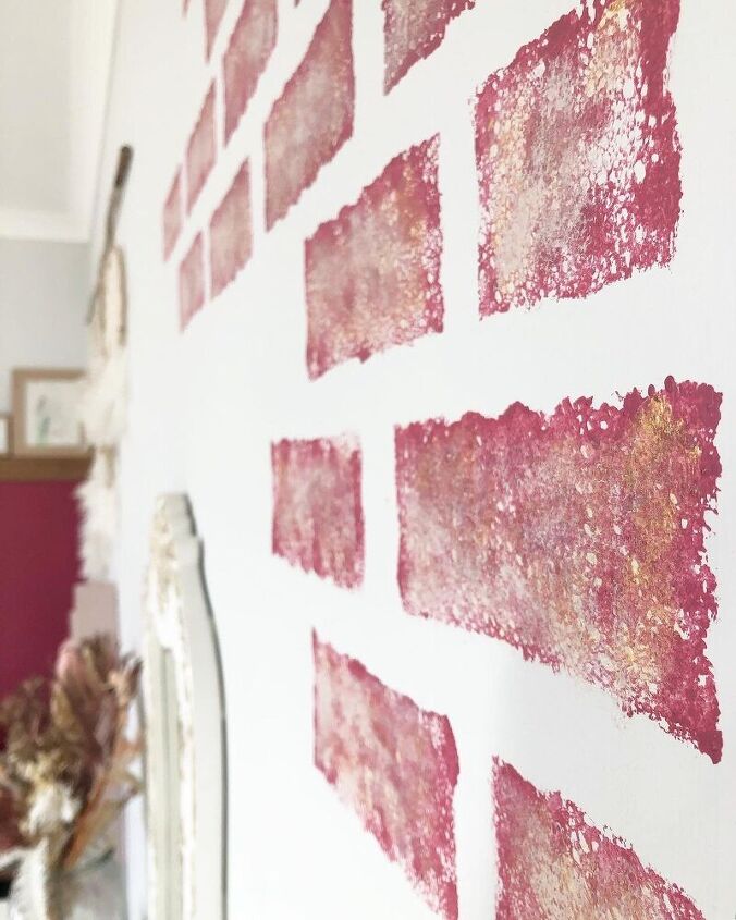 parede de tijolo falso rosa e dourado