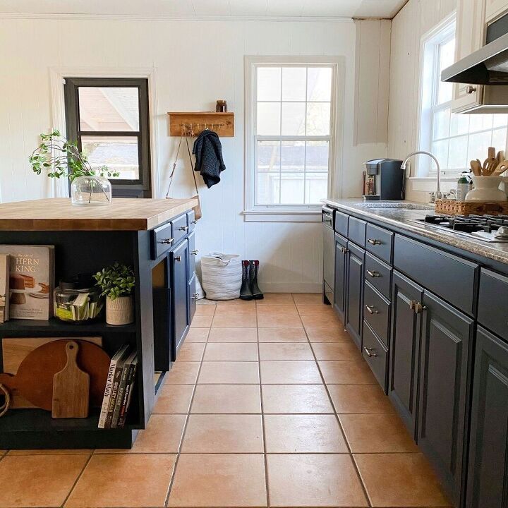18 solues fceis de armazenamento de prateleiras que mudaro sua vida, Como fazemos nossa ilha de cozinha parecer feita sob medida