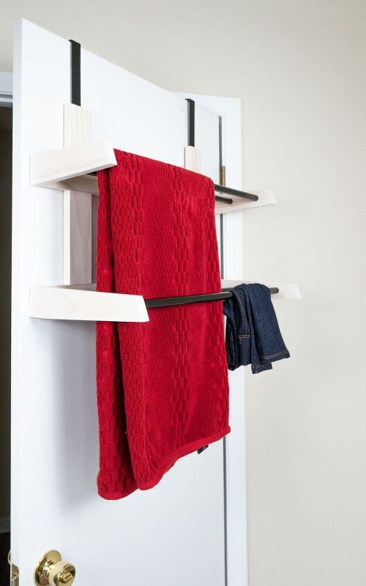 secador de toalhas sobre a porta