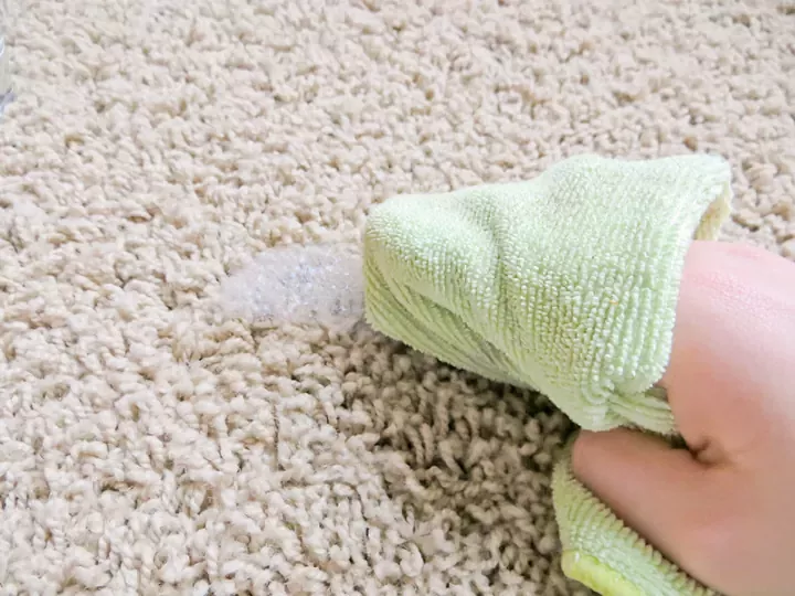 como limpar um tapete, Como remover manchas de carpete