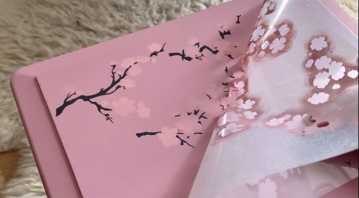 cmo pintar una plantilla de flores de cerezo en capas sobre una mesa