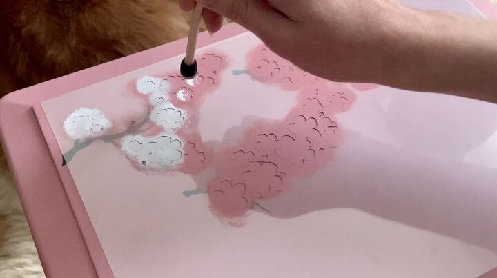 como pintar um estncil de flor de cerejeira em camadas em uma mesa
