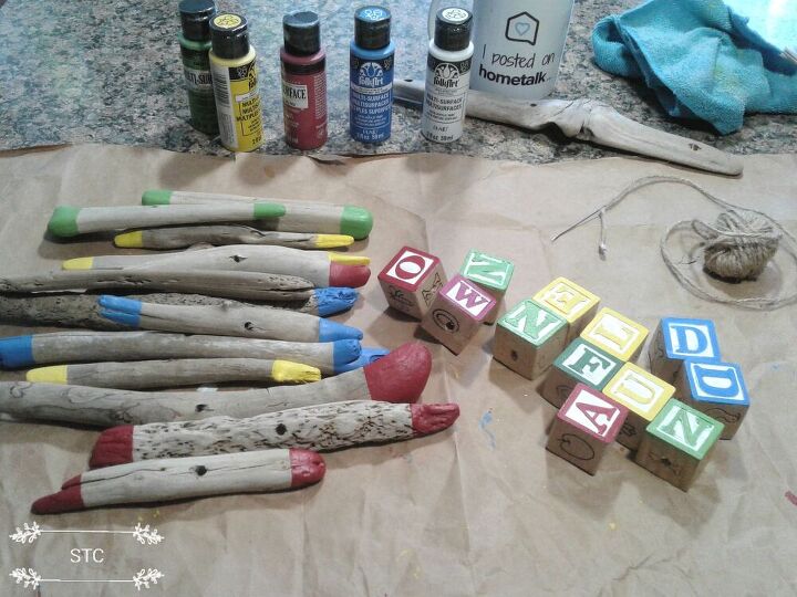 cmo convert los bloques del alfabeto y la madera de deriva en decoracin para el jardn, Piezas de madera de colores