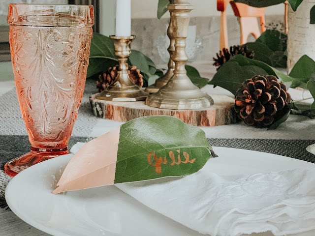 15 ideas nuevas y econmicas que puedes copiar para tu prxima mesa, Tarjetas de mesa con hojas de magnolia pintadas