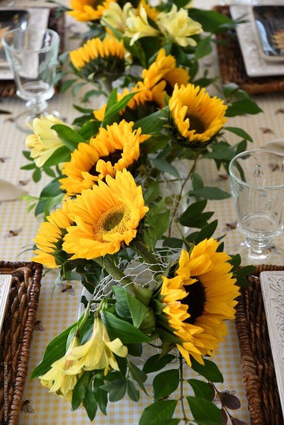 crea un centro de mesa con flores frescas usando alambre de pollo