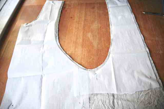 tutorial de costura de delantal cruzado fcil, Cortar con un margen de costura de 1 2