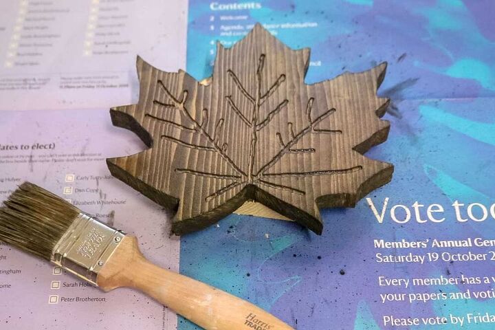 las 20 mejores ideas de decoracin con hojas que puedes probar este otoo, Tr bol de madera con forma de hoja de arce