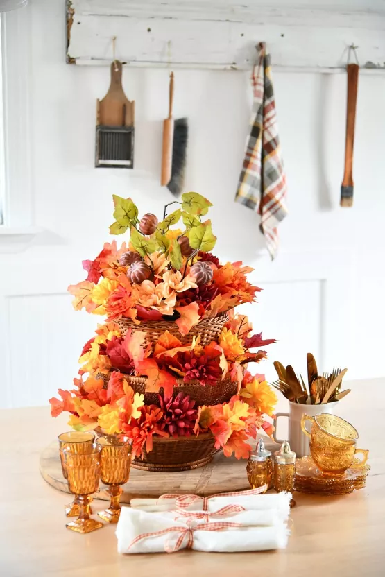 las 20 mejores ideas de decoracin con hojas que puedes probar este otoo, Un precioso centro de mesa con cestas escalonadas