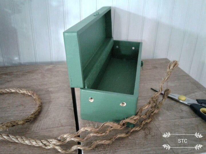 pea central feita de uma caixa de vinho de madeira, Adicione duas al as de corda