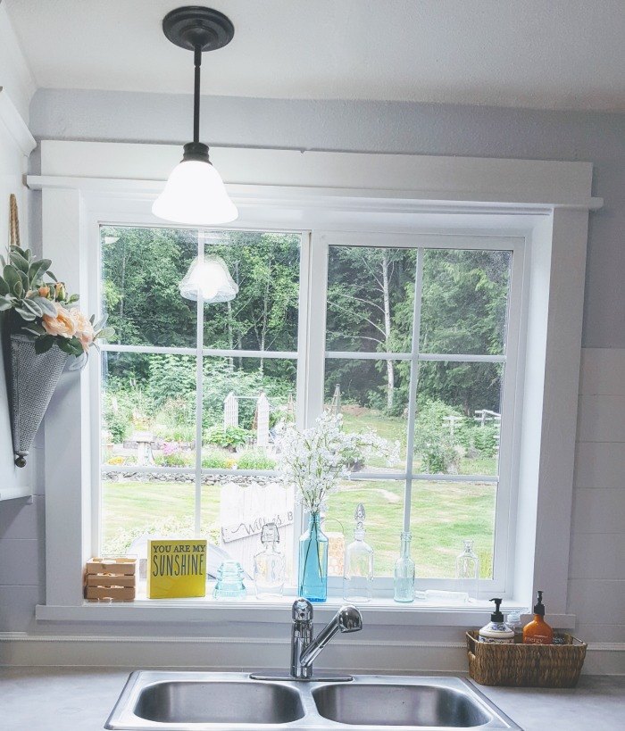14 maneras de mejorar una casa aburrida con molduras y vigas, Actualizaci n asequible de las molduras de las ventanas de la cocina