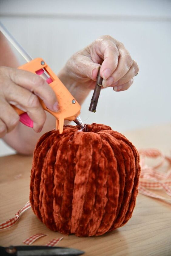 cmo hacer calabazas con papel de bao the curated farmhouse, Pegando el tallo con silic n caliente