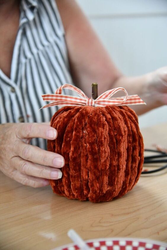 cmo hacer calabazas con papel de bao the curated farmhouse, Calabaza de papel de ba o decorada