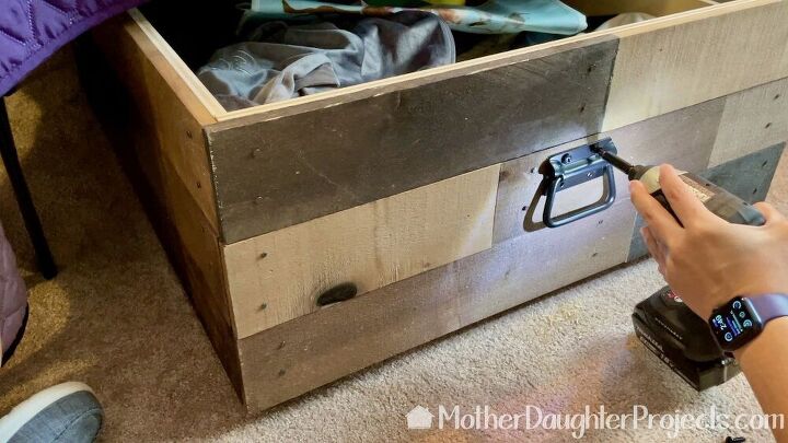 caixas de armazenamento com rodzios de madeira de palete falso sob a cama