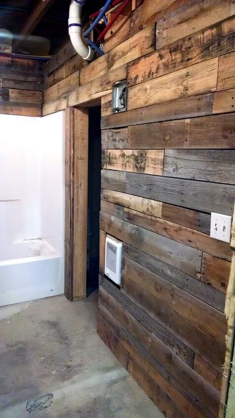 reveal banheiro do poro paredes de paletes madeira de celeiro e pisos pretos