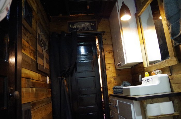 reveal banheiro do poro paredes de paletes madeira de celeiro e pisos pretos