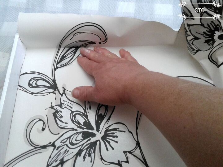 convirtiendo una cubertera de plata en un escritorio de autocuidado y porttil, Medir y doblar el papel pintado