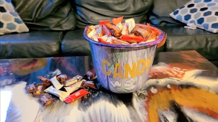 15 magnficas maneras de cambiar tu decoracin este otoo, Cubo de caramelos de Halloween