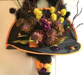 22 ideas espeluznantes para halloween que puedes probar este ao, Este adorable colgador de puerta con sombrero de bruja