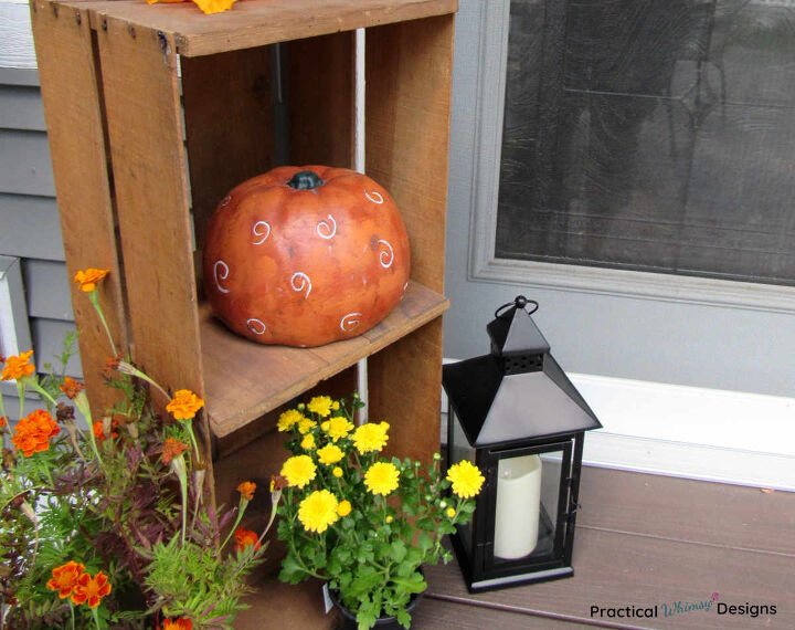 decorao de outono para a pequena varanda, Cris ntemos ab bora e l mpada ao lado de uma caixa de madeira