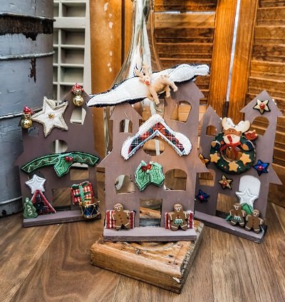 utiliza suteres navideos para decorar casas en miniatura para dos estaciones