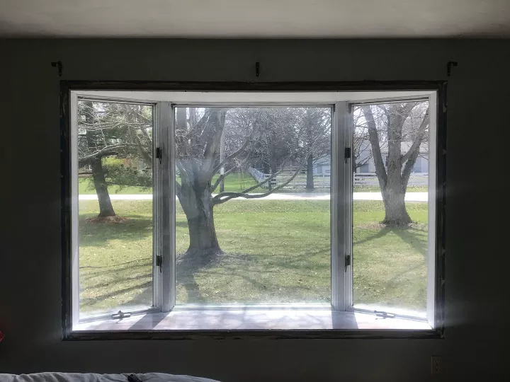 how to hang curtains like an interior designer, bay window looking into backyard