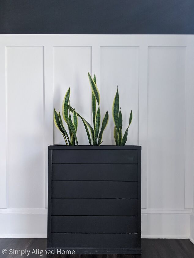 18 mejores formas de lucir tus plantas de interior, Macetero negro de tablillas de bricolaje