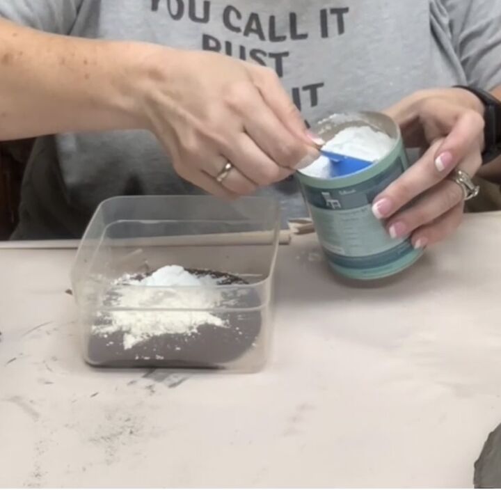 embudo de calabaza fcil diy, Mezclar el salitre con la capa base de pintura