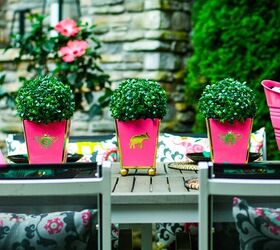 Las macetas de bricolaje son una idea adorable y fácil para decorar la mesa al aire libre.
