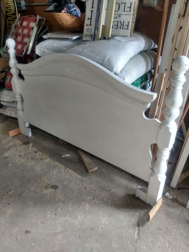 cabecero de cama transformado en banco con asiento de madera de granero