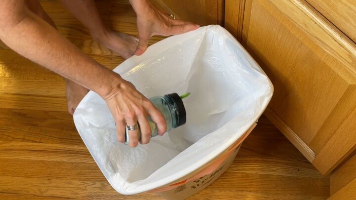 s 5 trucos de limpieza de electrodomesticos que desearas haber visto antes, Desodorizar el cubo de la basura