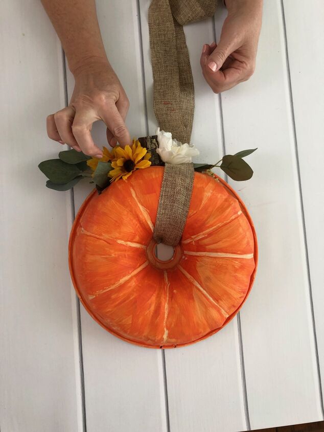 s 14 fun uses for old unwanted baking pans, A festive pumpkin wreath
