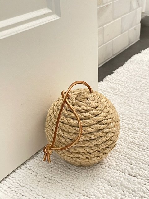 18 ideas de decoracin que demuestran que la cuerda es la principal tendencia del otoo, Tope de puerta de cuerda de yute