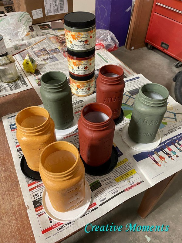 vasos de outono feitos com potes de pedreiro