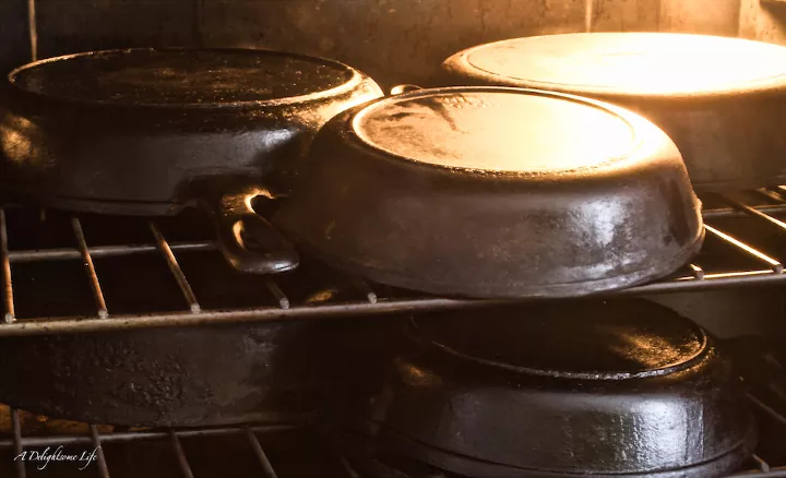 how to clean a cast iron skillet, how to season a cast iron skillet