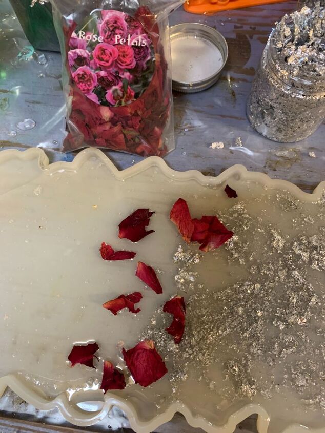 como fazer uma bandeja de resina com ptalas de rosa e folha de prata