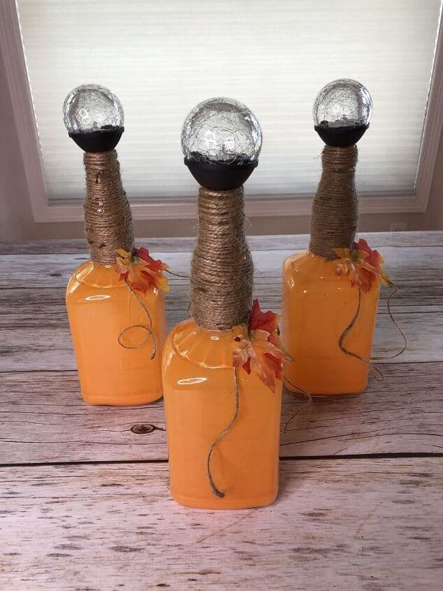 12 maneras de convertir objetos domsticos en una magnfica decoracin con calabazas de, Decoraci n de calabazas DIY usando una botella de vidrio